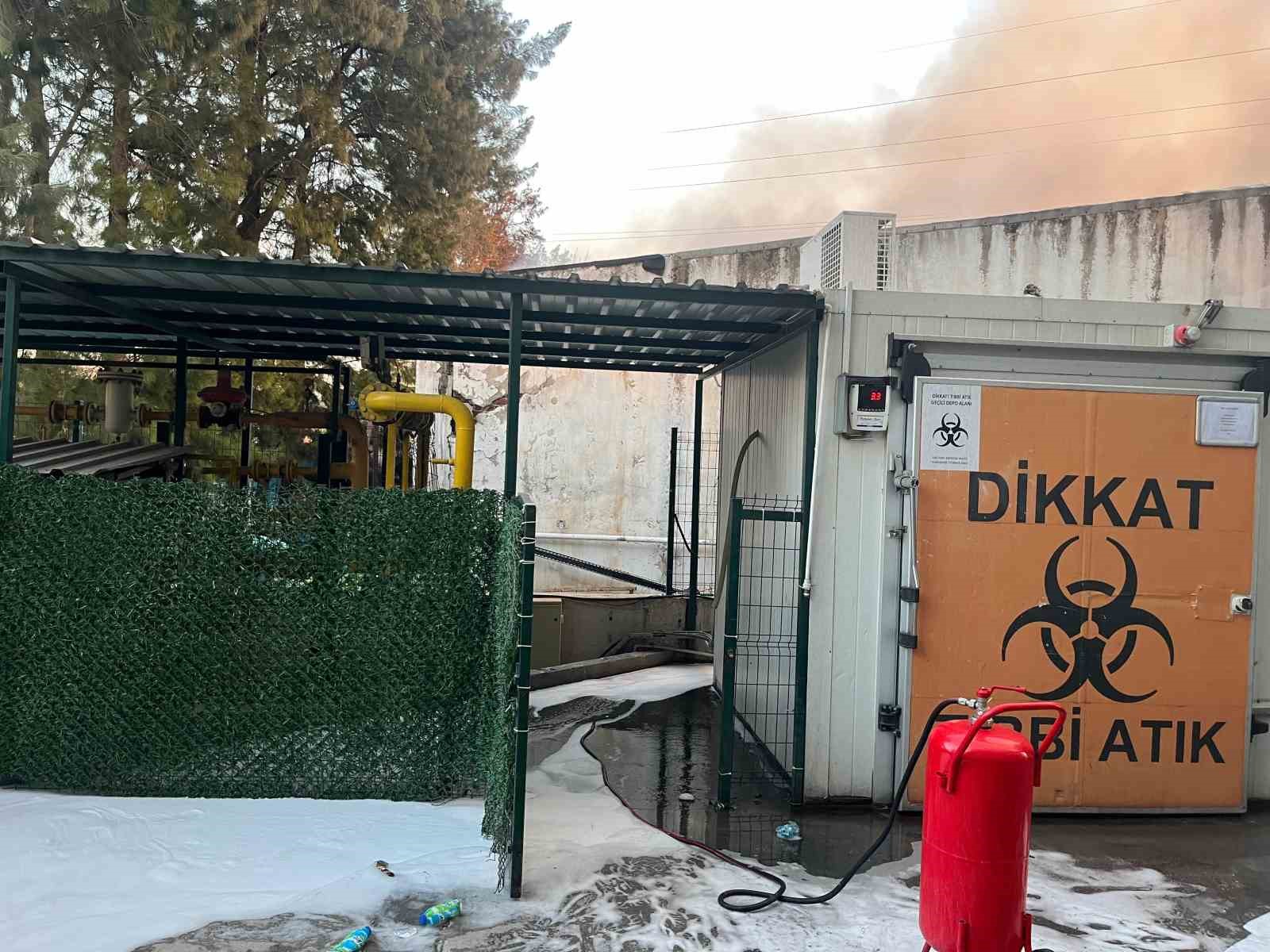 İzmir’de inşaat deposundaki yangın kontrol altına alındı
