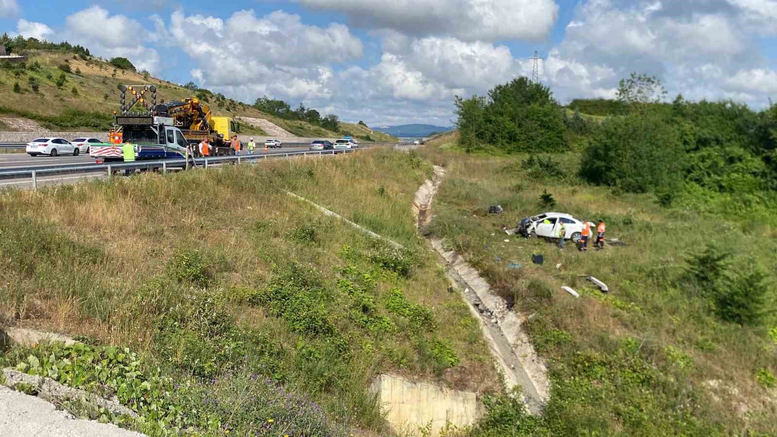 Kuzey Marmara Otoyolu&rsquo;nda otomobil şarampole u&ccedil;tu: 8 yaralı
