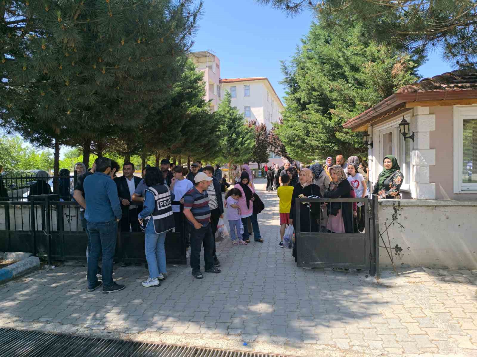 Afyonkarahisar&rsquo;da LGS 6 bin 730 &ouml;ğrencinin katılımı ile başladı
