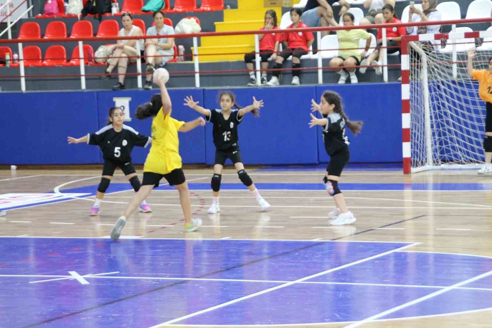 Minik Eller Hentbol Şenliğinde ödüller sahiplerini buldu