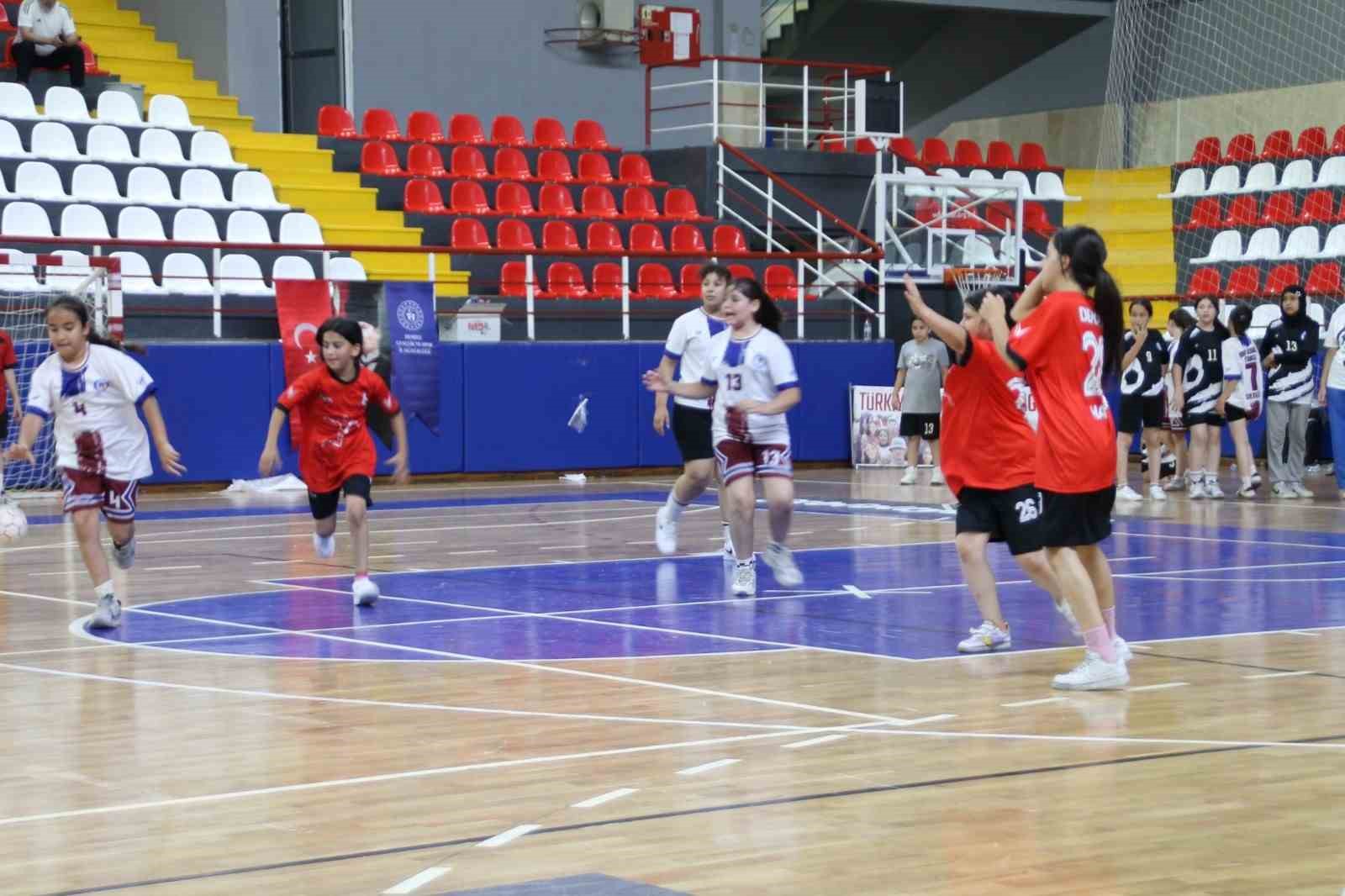 Minik Eller Hentbol Şenliğinde &ouml;d&uuml;ller sahiplerini buldu
