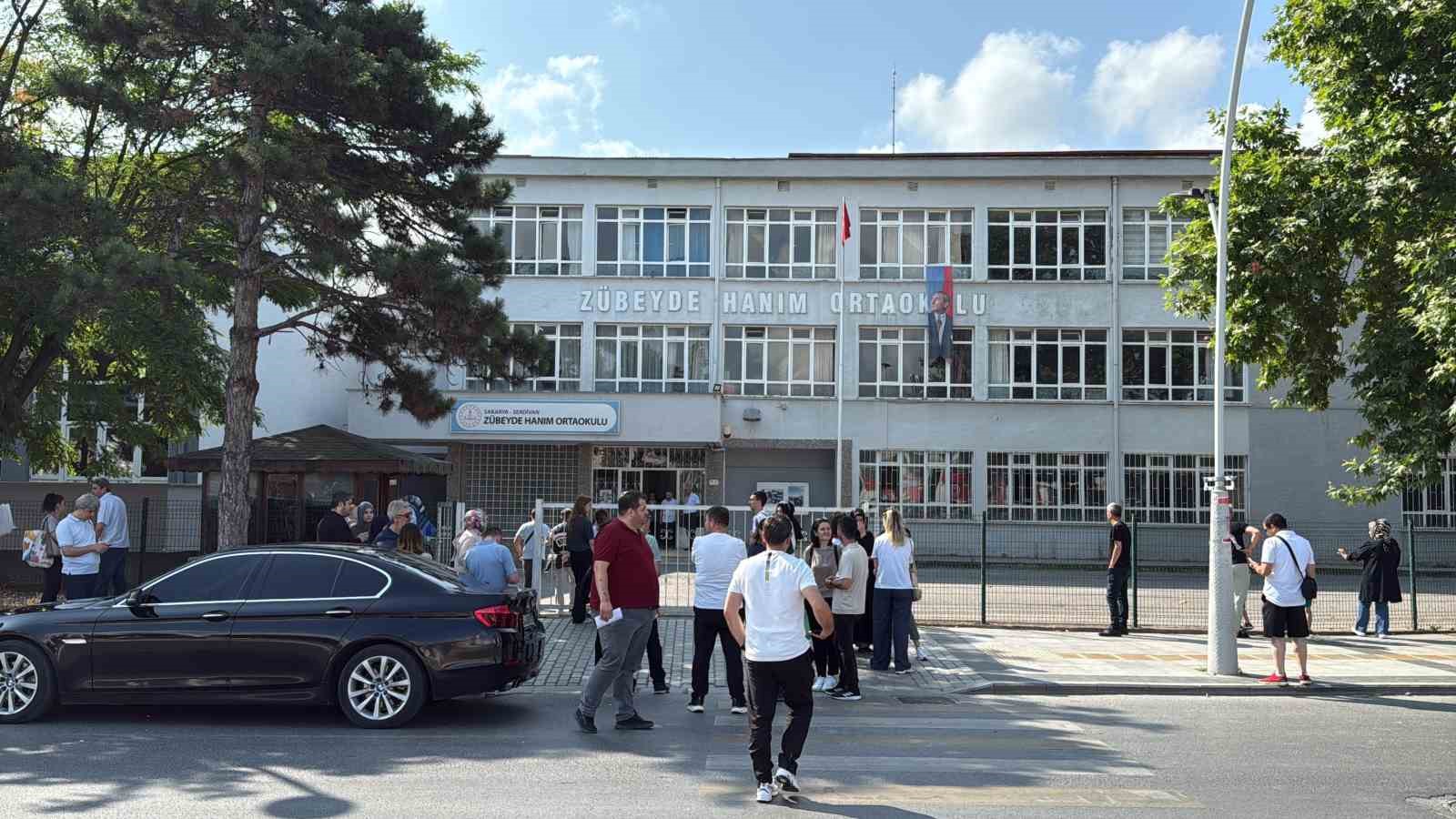 LGS&rsquo;ye girecek olan &ouml;ğrenci kimliğini unuttu, yardımına polis ekipleri koştu
