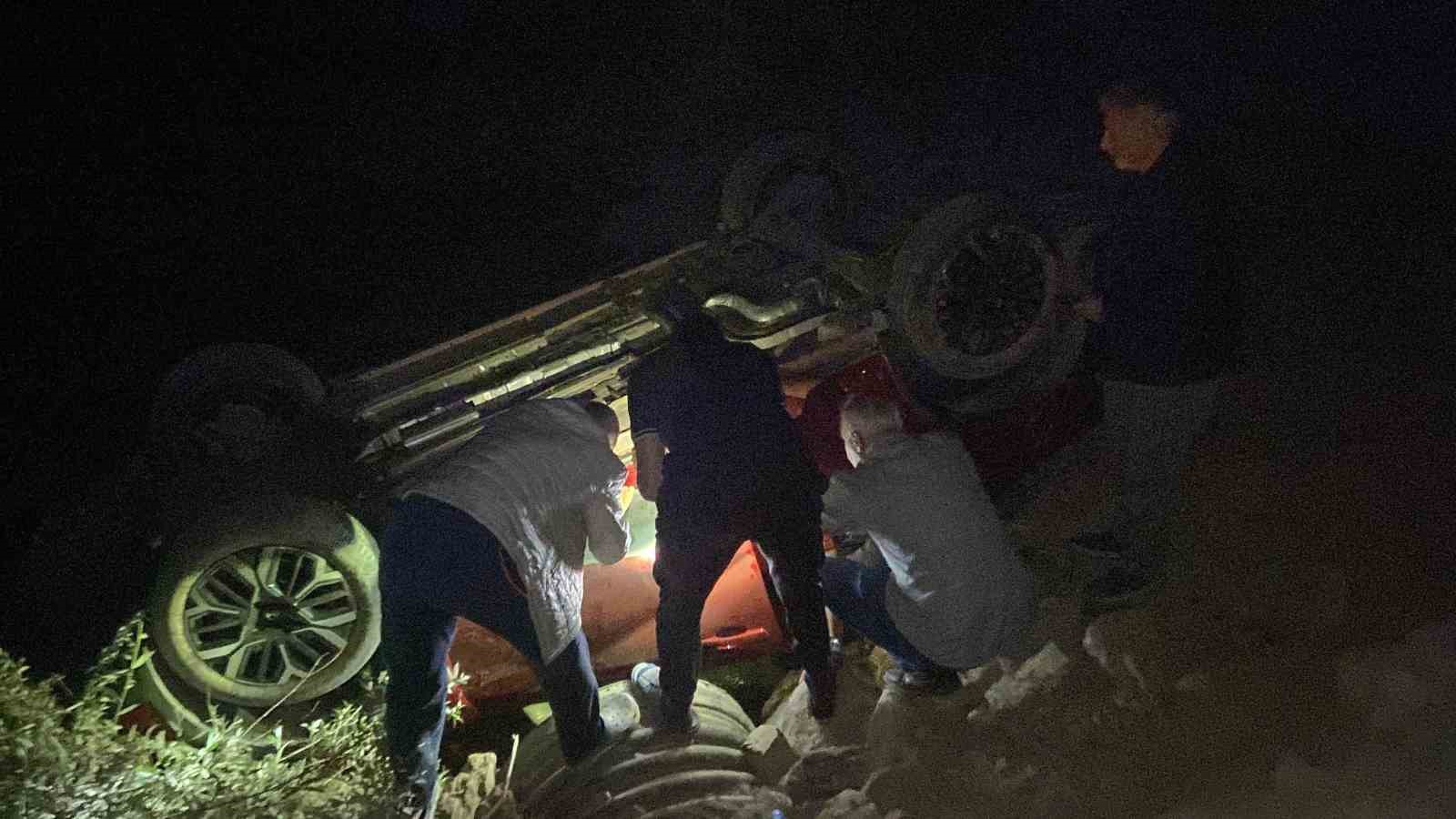 Kemaliye’de otomobil su kanalına uçtu: 4 yaralı