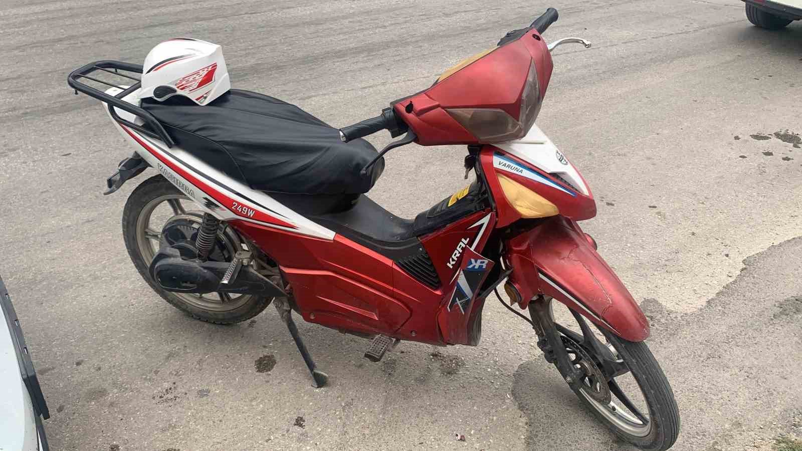 Karaman’da elektrikli bisiklet park halindeki otomobile çarptı: 1 yaralı