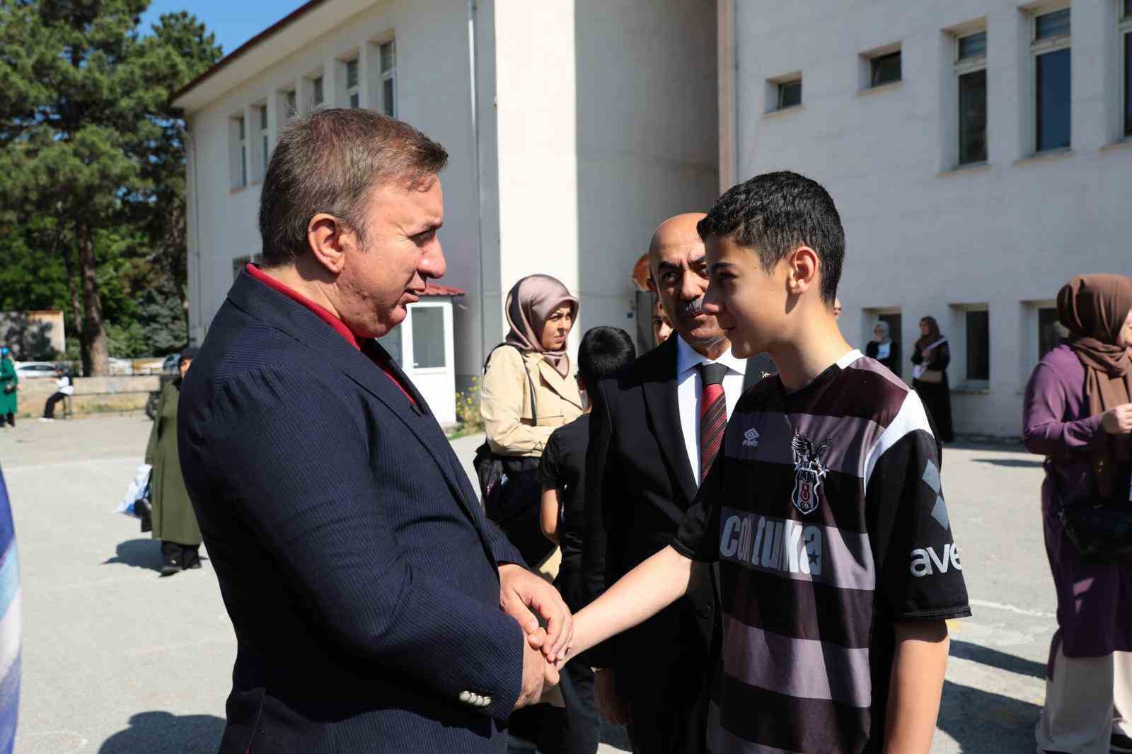 Vali Aydoğdu LGS sınavına giren &ouml;ğrencilere başarılar diledi
