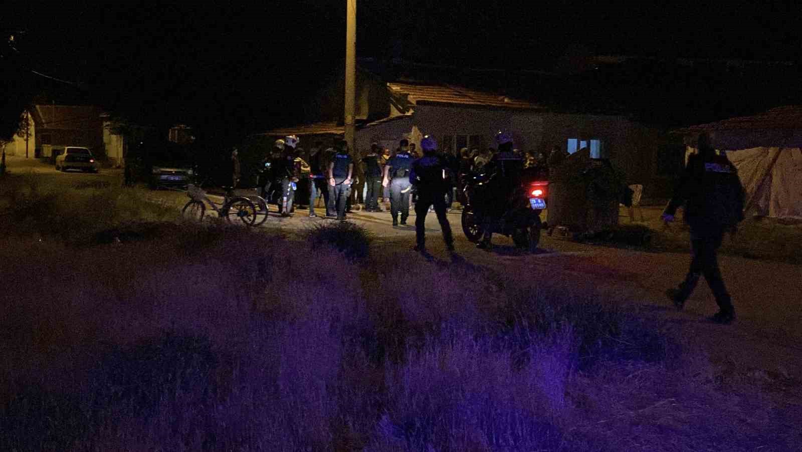 Kalabalık grup arasında &ccedil;ıkan kavga mahallede paniğe neden oldu
