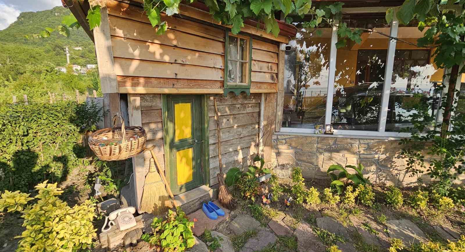 Bir hevesle başladı, &ccedil;ocukluğuna yolculuk i&ccedil;in bah&ccedil;esini adeta m&uuml;zeye d&ouml;n&uuml;şt&uuml;rd&uuml;
