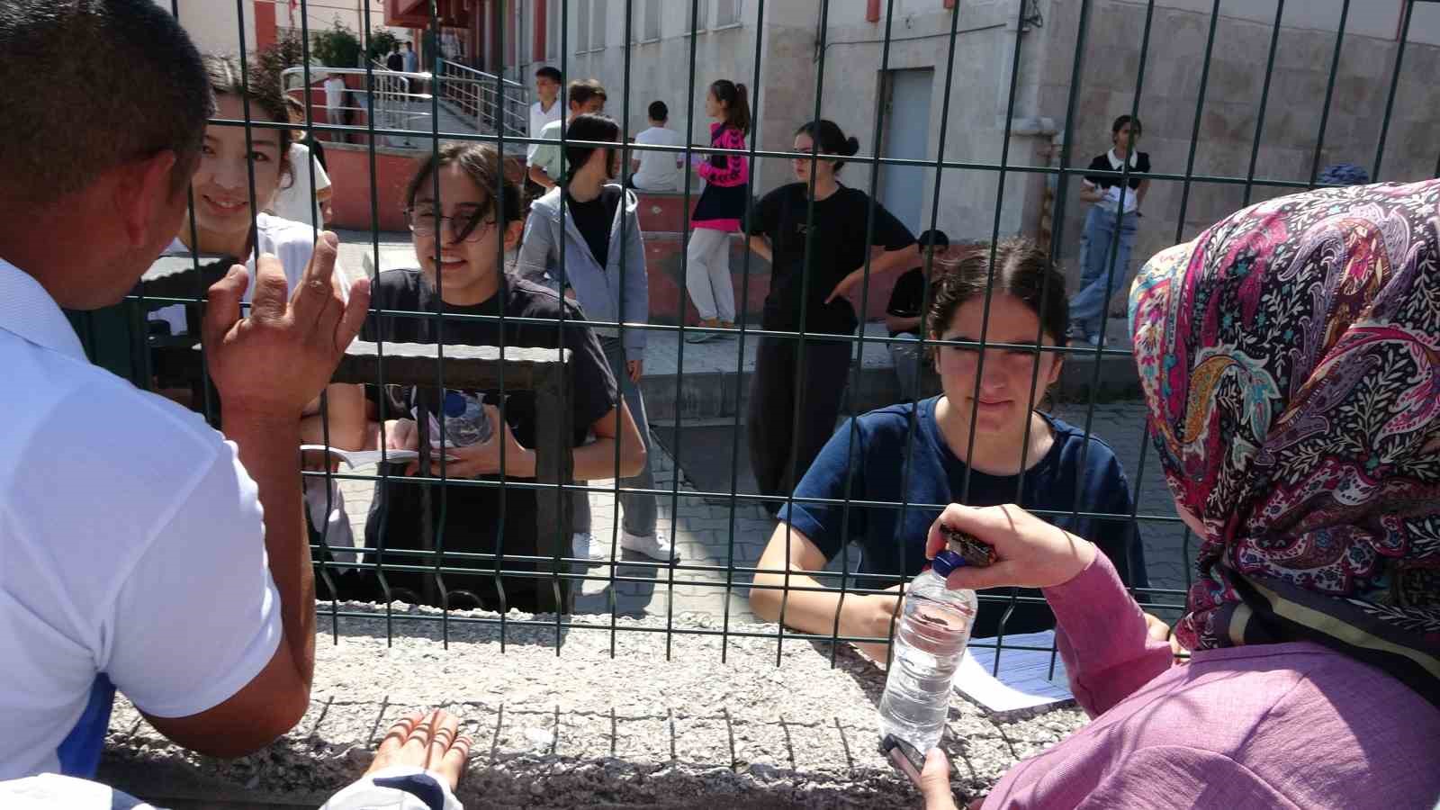 K&uuml;tahya&rsquo;da 5 bin 380 &ouml;ğrenci LGS heyecanı yaşadı
