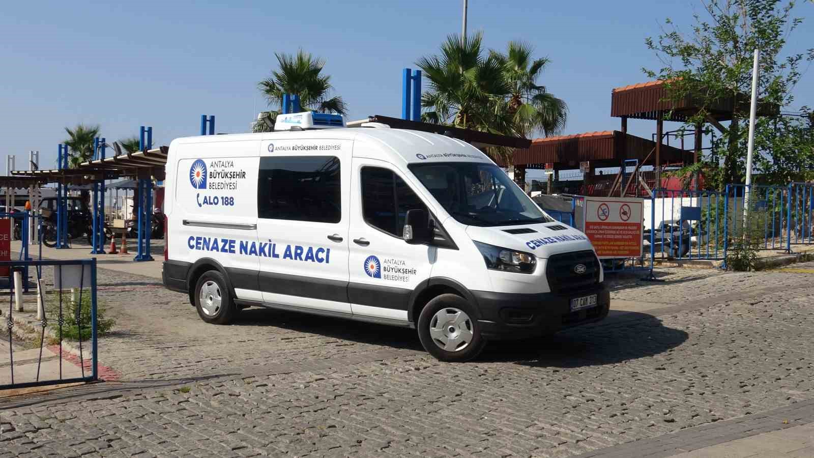 Manzara izleyen vatandaşlar fark etti, denizde erkek cesedi bulundu
