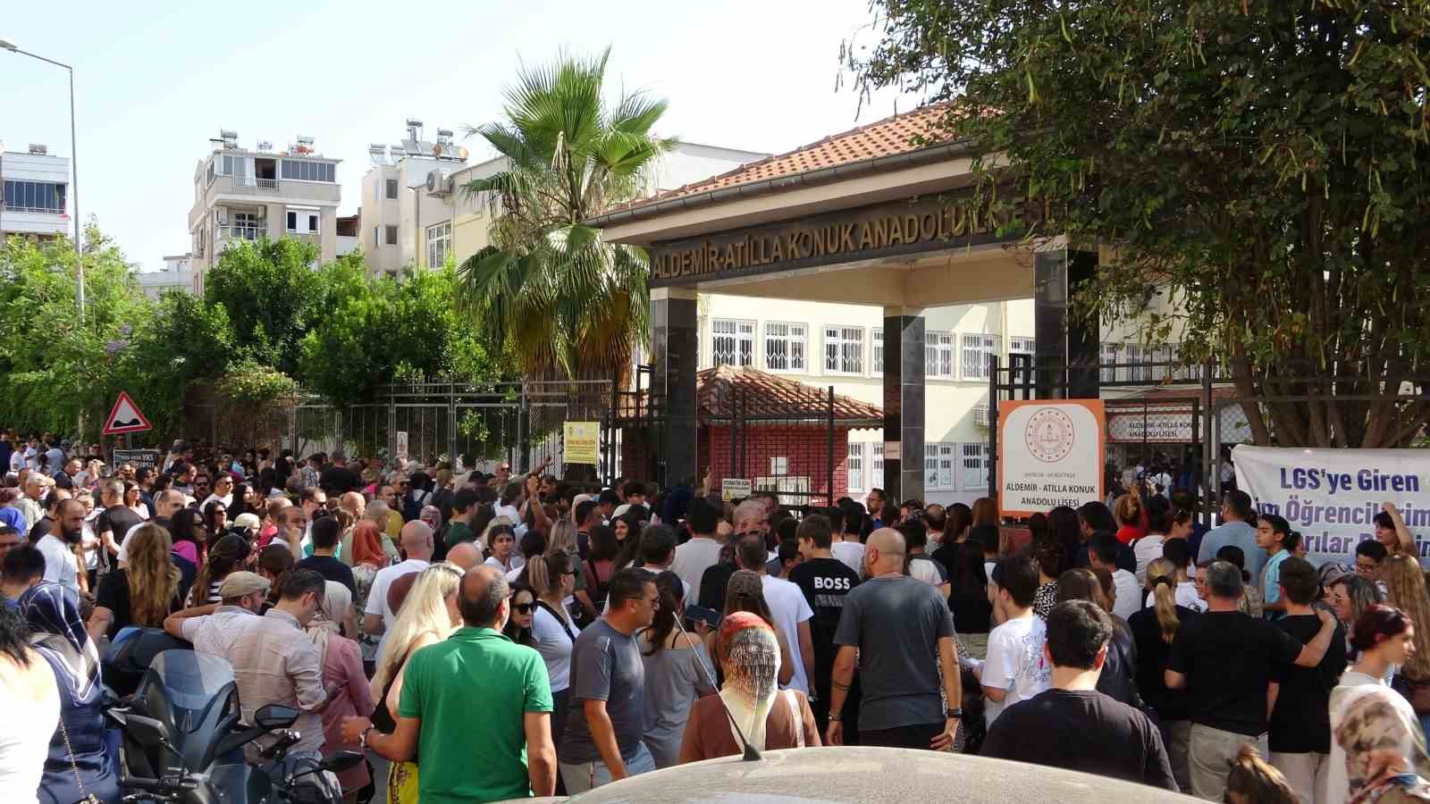 Antalya’da LGS sınavı öğrenciler kadar velileri de heyecanlandırdı