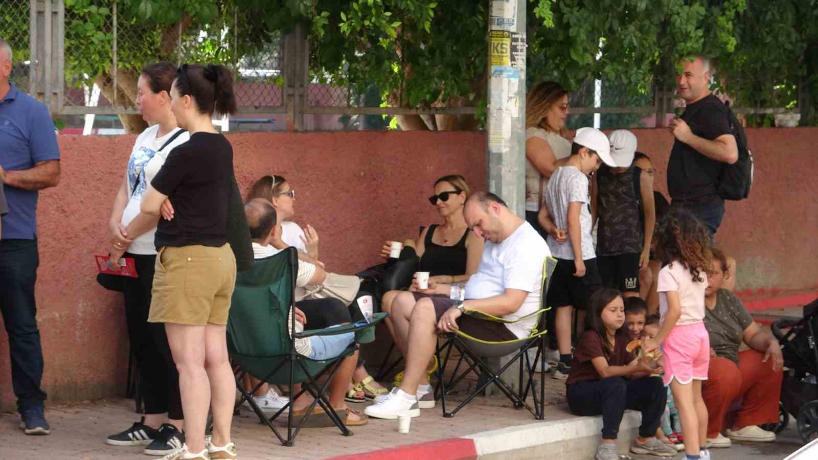 Antalya&rsquo;da LGS sınavı &ouml;ğrenciler kadar velileri de heyecanlandırdı
