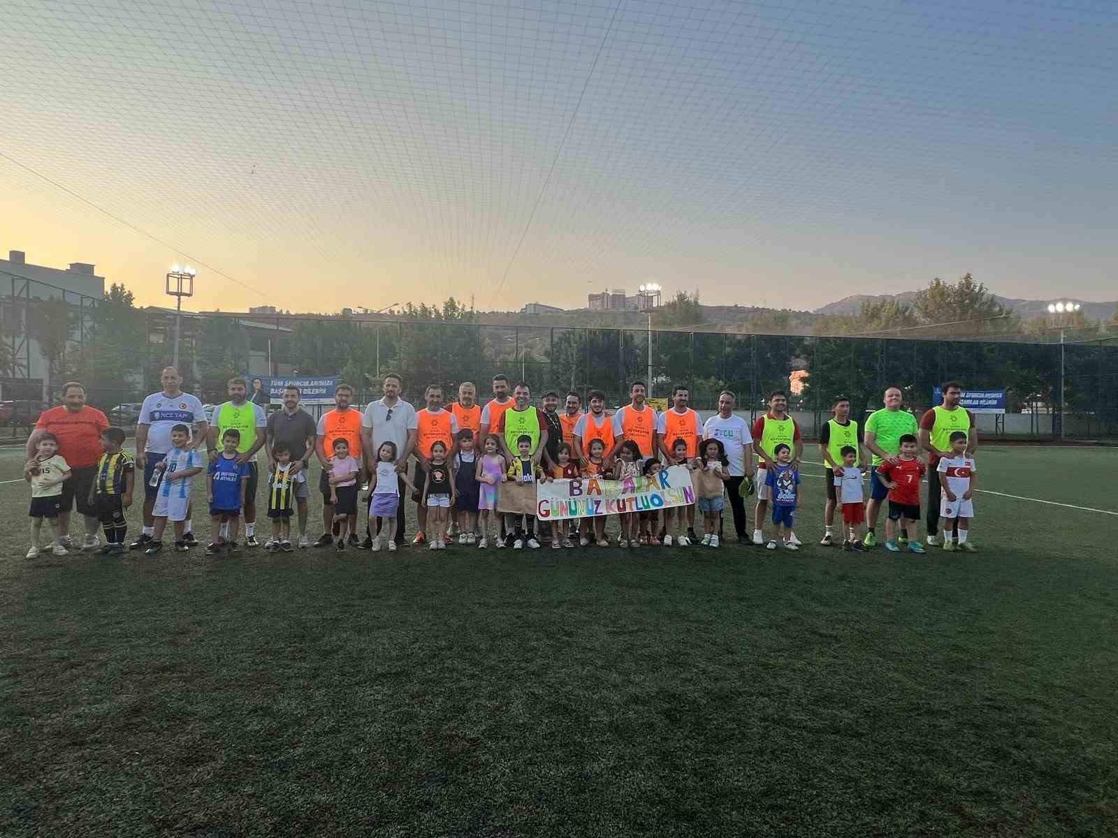 Babaları sahada çocuklar ise tribünde ter döktü