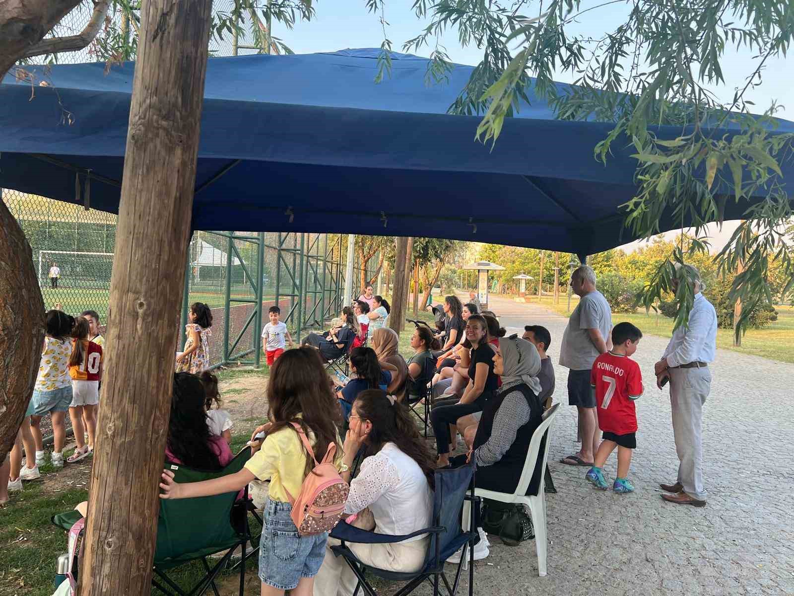 Babaları sahada &ccedil;ocuklar ise trib&uuml;nde ter d&ouml;kt&uuml;
