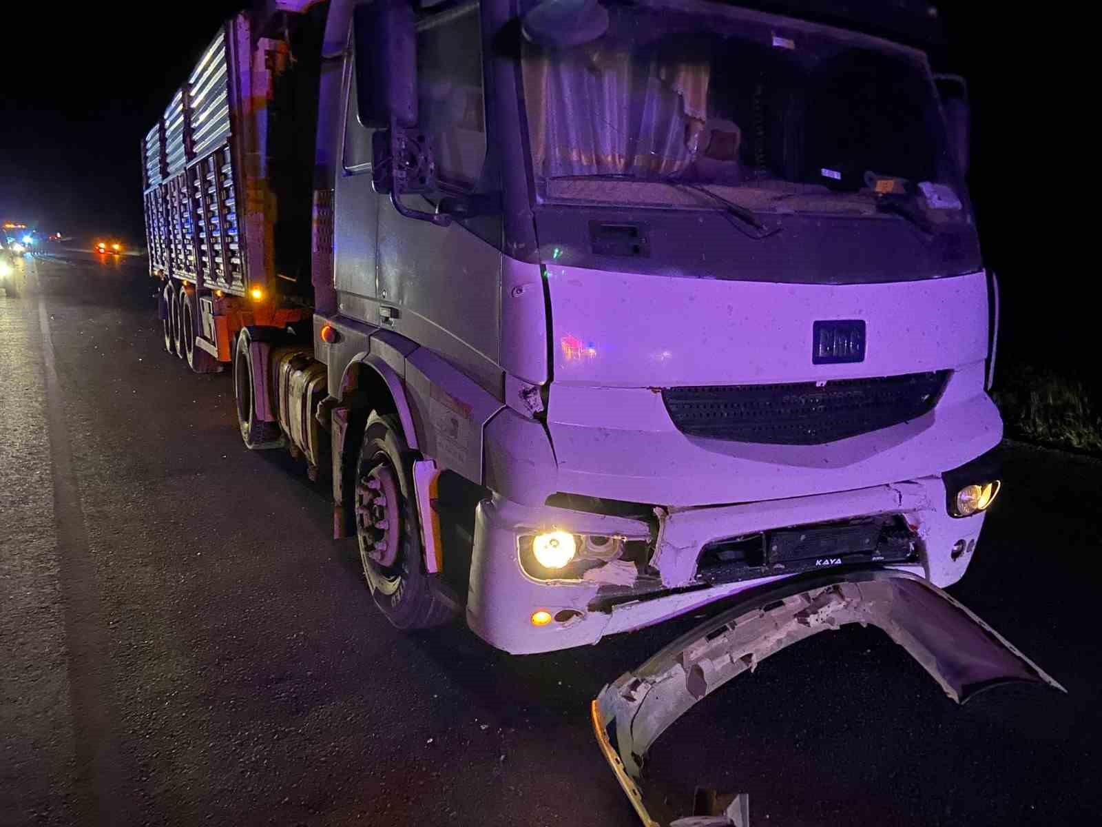 Kütahya’da tır, otomobile çarptı: 4 yaralı