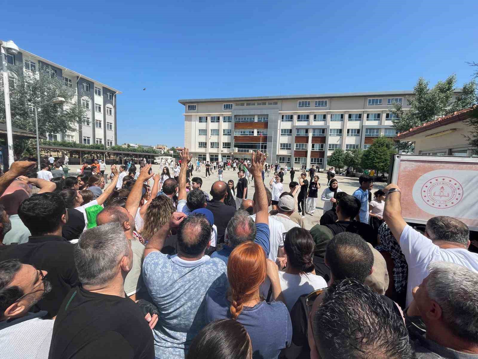 Veliler LGS’ye giren çocukları kadar heyecan yaşadı