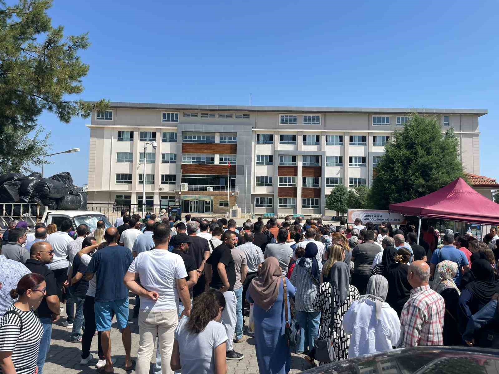 Veliler LGS&rsquo;ye giren &ccedil;ocukları kadar heyecan yaşadı
