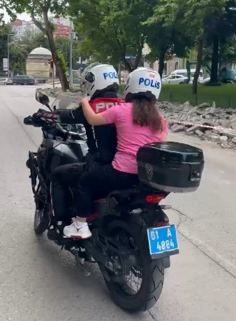 Trabzon&rsquo;da LGS&rsquo;ye ge&ccedil; kalan &ouml;ğrencileri polisler yetiştirdi
