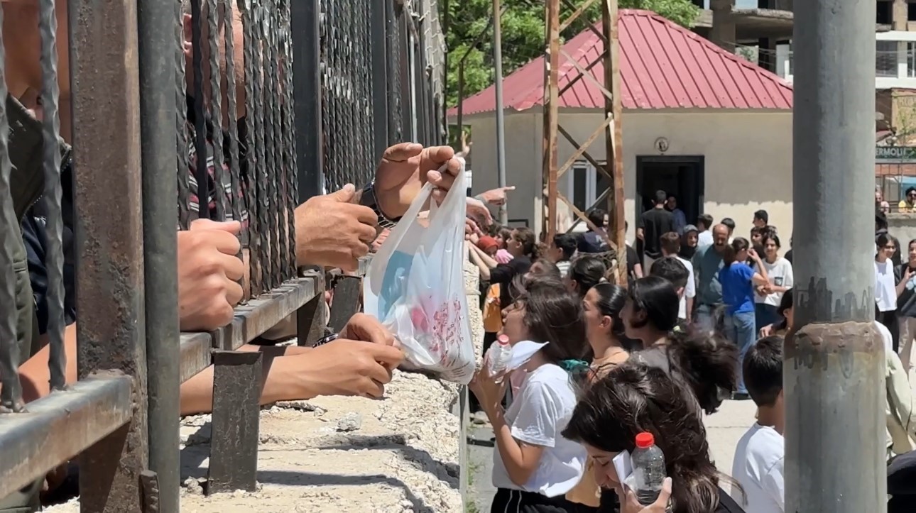 Yüksekova’da LGS sınavına giren öğrencilerin molasında ilginç görüntüler oluştu