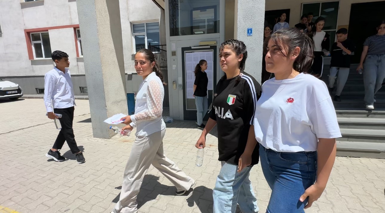 Y&uuml;ksekova&rsquo;da LGS sınavına giren &ouml;ğrencilerin molasında ilgin&ccedil; g&ouml;r&uuml;nt&uuml;ler oluştu
