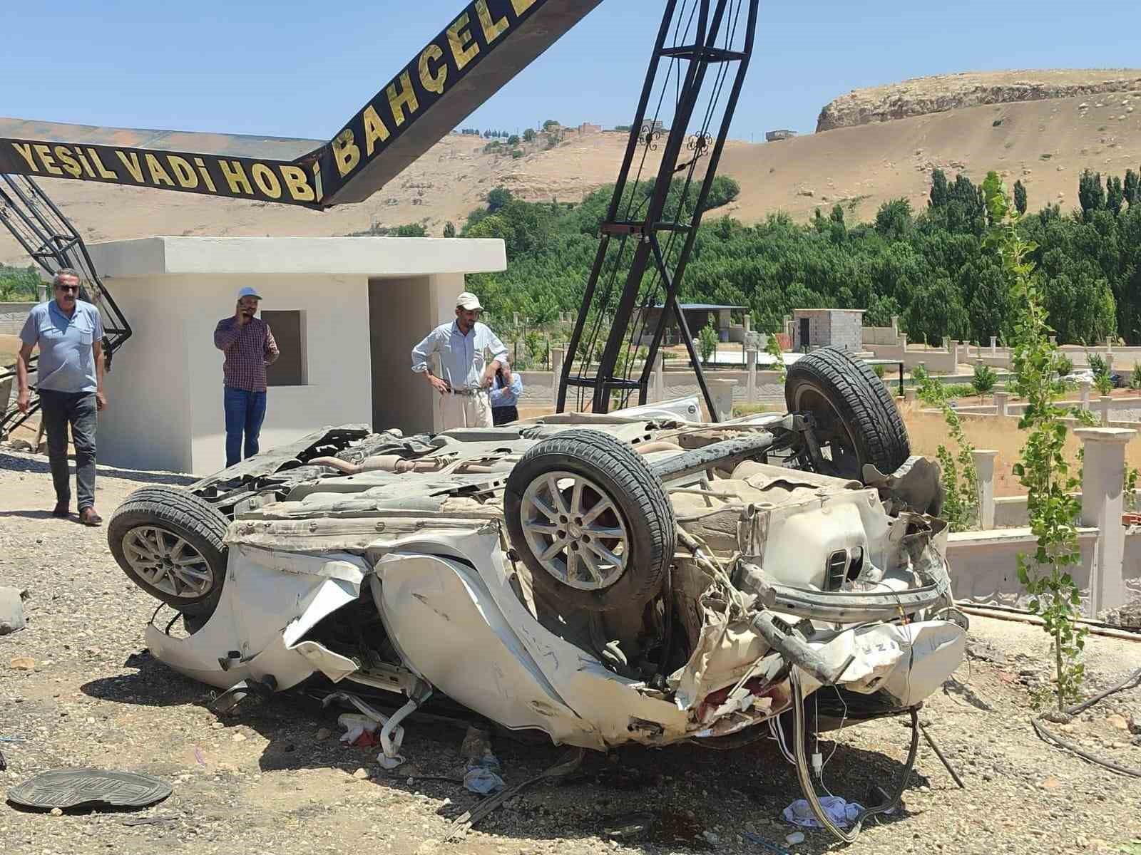 Mardin’de kontrolden çıkan otomobil şarampole yuvarlandı: 1 ölü, 1 yaralı