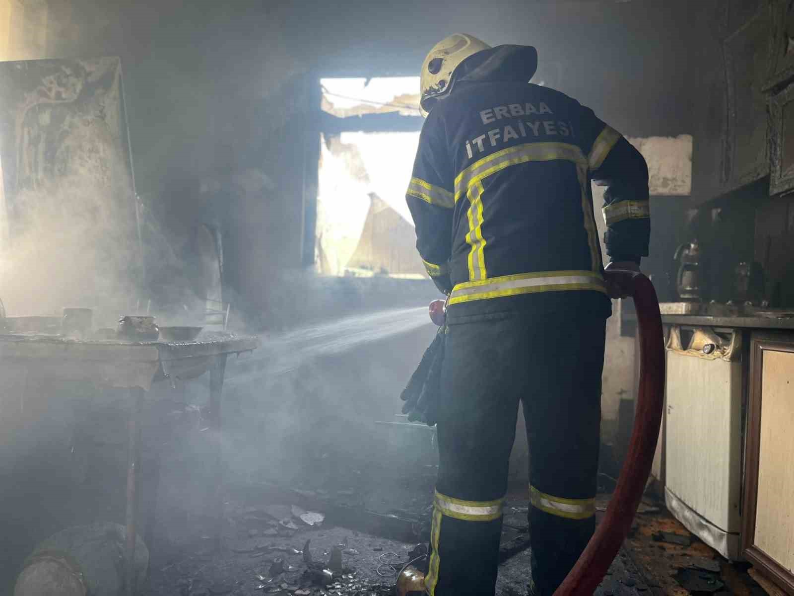 Balkonda başlayan yangın mutfağı k&uuml;l etti
