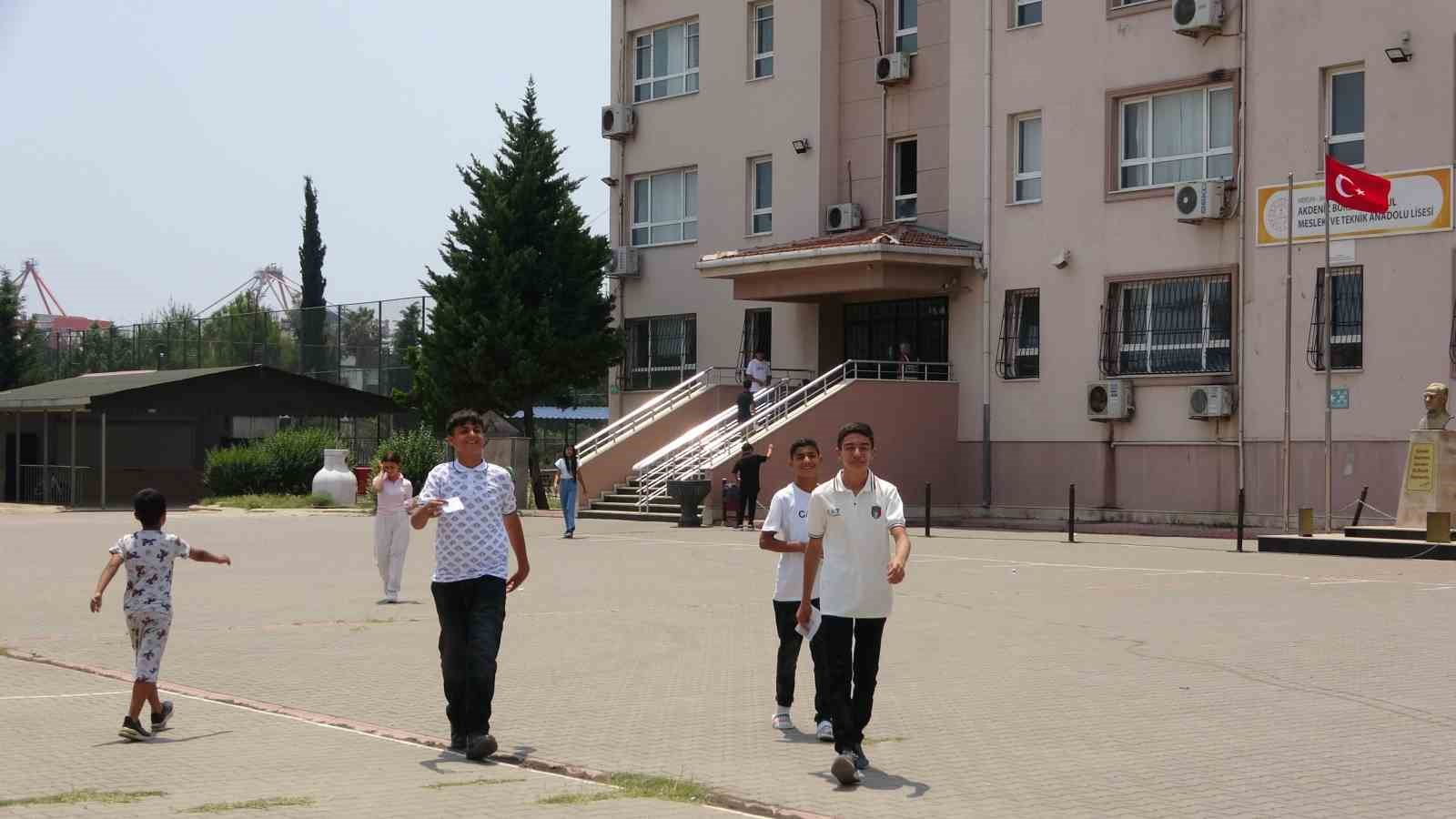 LGS’de oturumlar tamamlandı, babalar çifte heyecan yaşadı