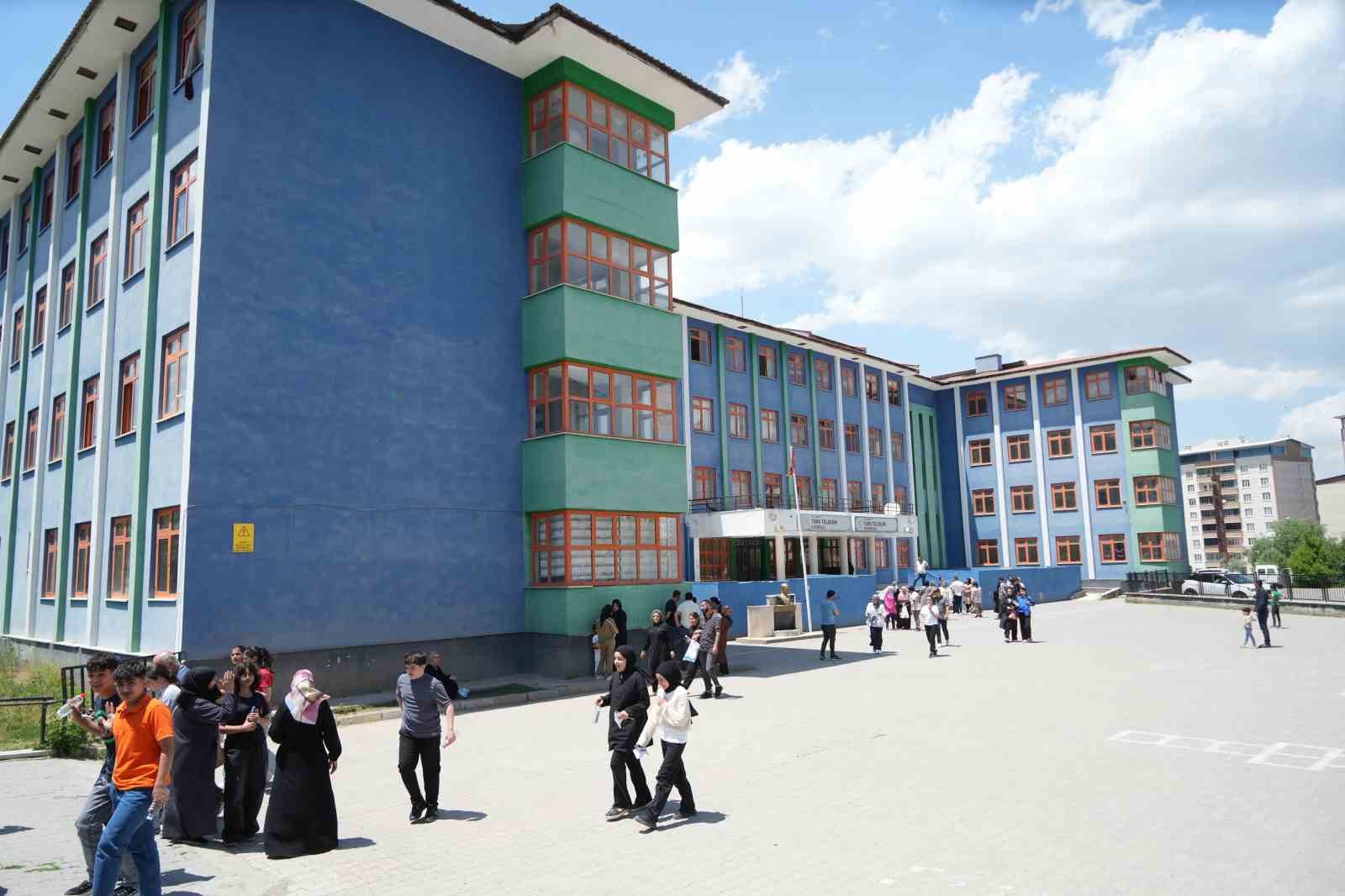 Muş&rsquo;ta 5 bin 778 &ouml;ğrenci LGS&rsquo;de ter d&ouml;kt&uuml;
