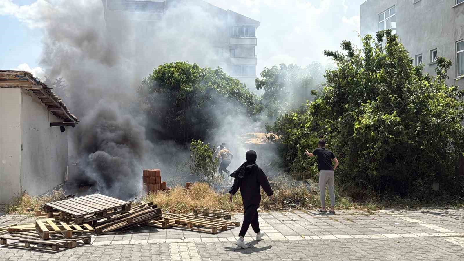 Alevler arasında kalan köpekler son anda kurtarıldı