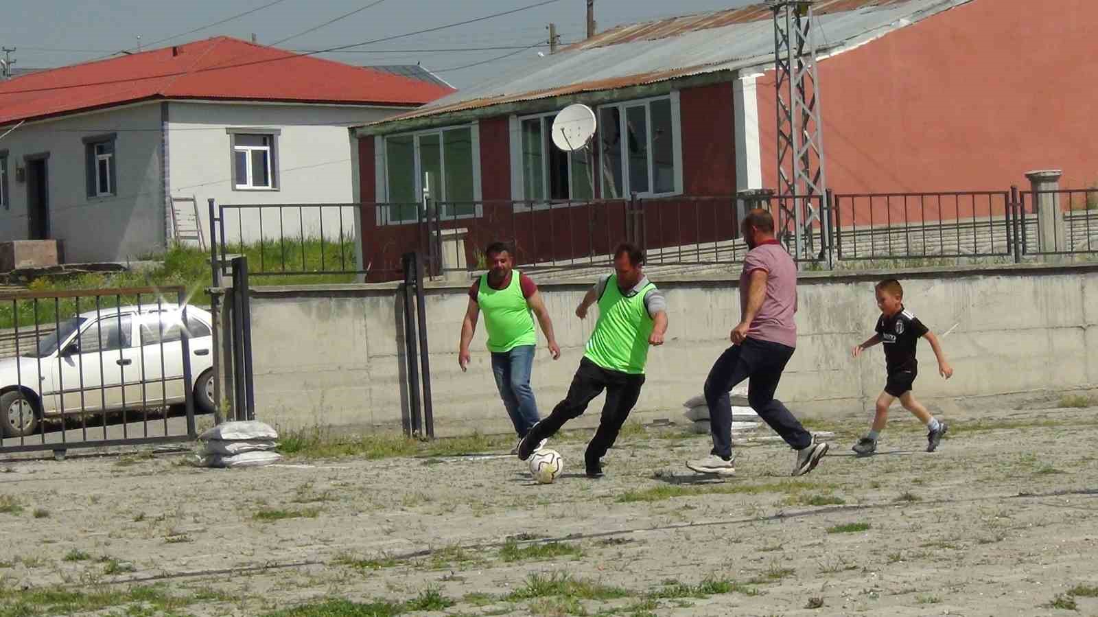 Kars&rsquo;ta &rsquo;Babalar G&uuml;n&uuml;&rsquo; futbol coşkusuyla kutlandı
