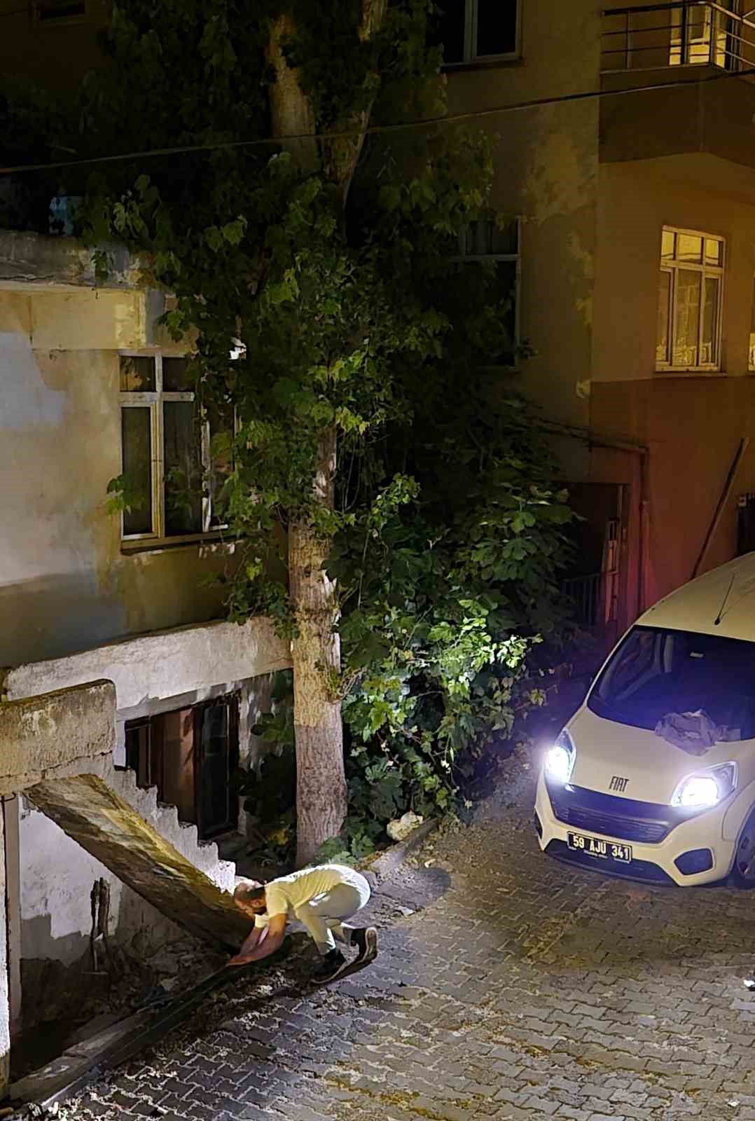 Sokaktan eve bağlanan su hattı patladı
