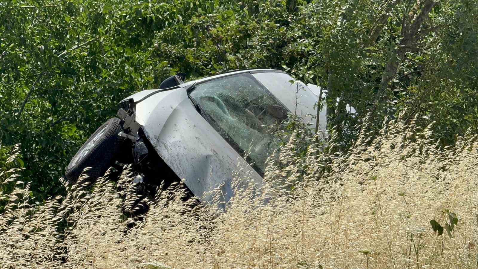 Balıkesir&rsquo;de takla atan otomobil kanala u&ccedil;tu
