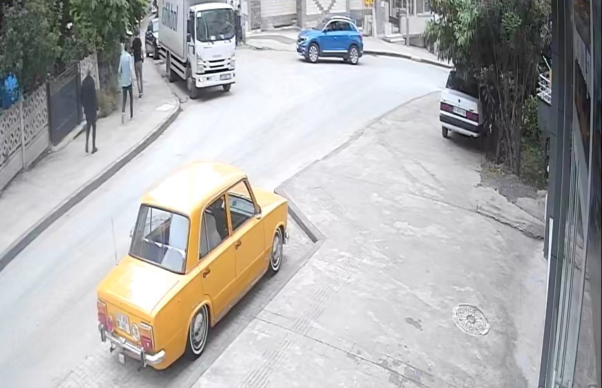 Uzman &ccedil;avuştan hayat kurtaran hamle: Nefes borusuna dondurma k&uuml;lahı ka&ccedil;an &ccedil;ocuğu Heimlich manevrasıyla kurtardı
