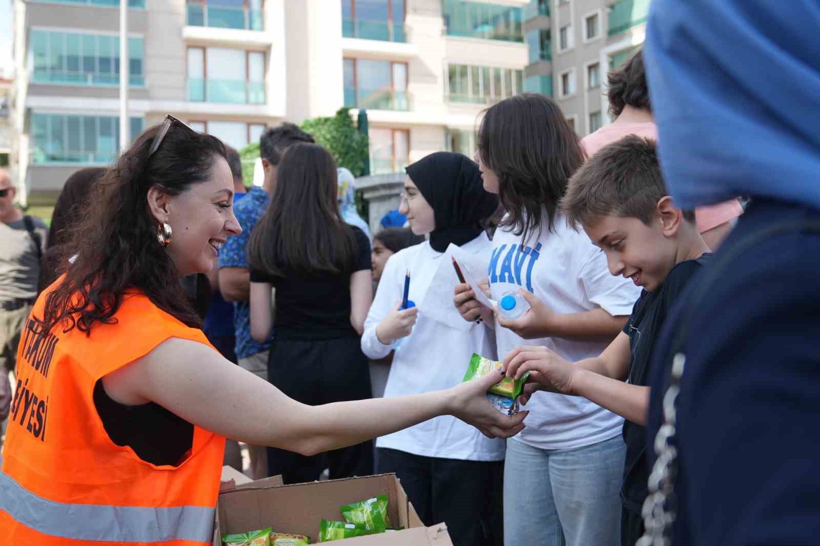 Atakum’da LGS’ye giren öğrencilere kek ve su ikramı