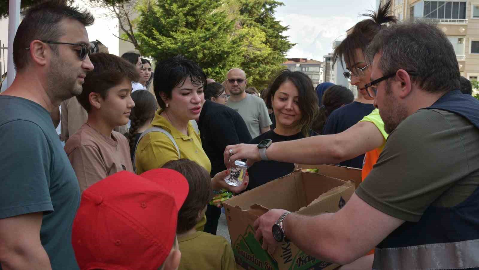 Atakum&rsquo;da LGS&rsquo;ye giren &ouml;ğrencilere kek ve su ikramı
