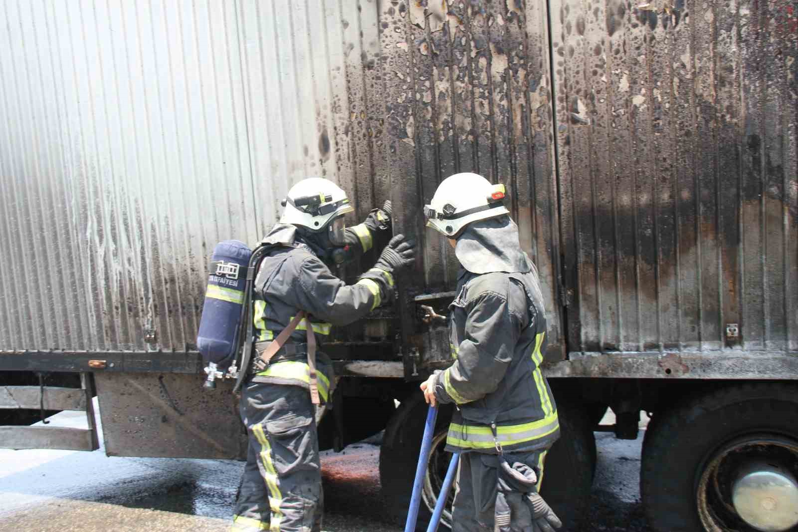 Antalya’da park halindeki kamyon alev aldı, içindeki otel animasyon malzemeleri yandı