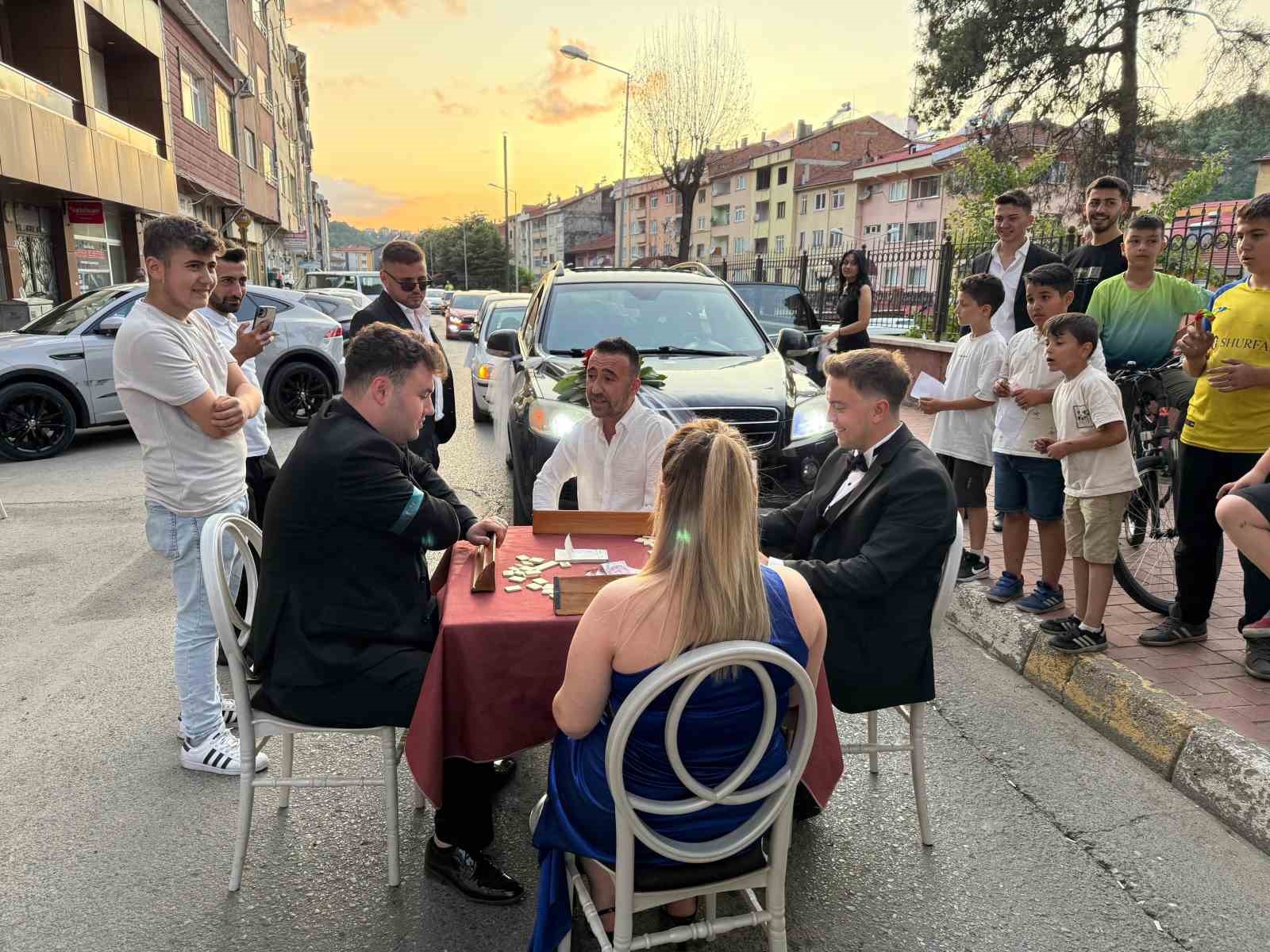 Okey masası kurarak düğün konvoyunun önünü kestiler