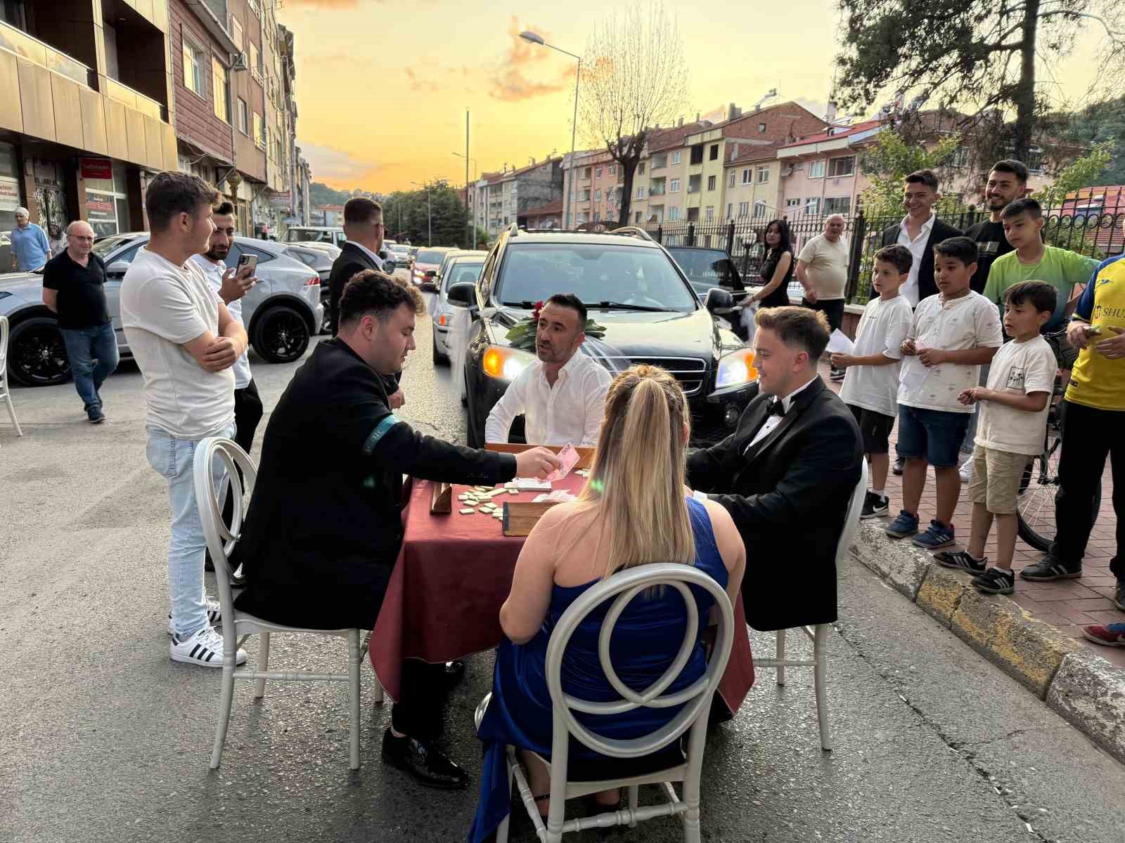 Okey masası kurarak düğün konvoyunun önünü kestiler
