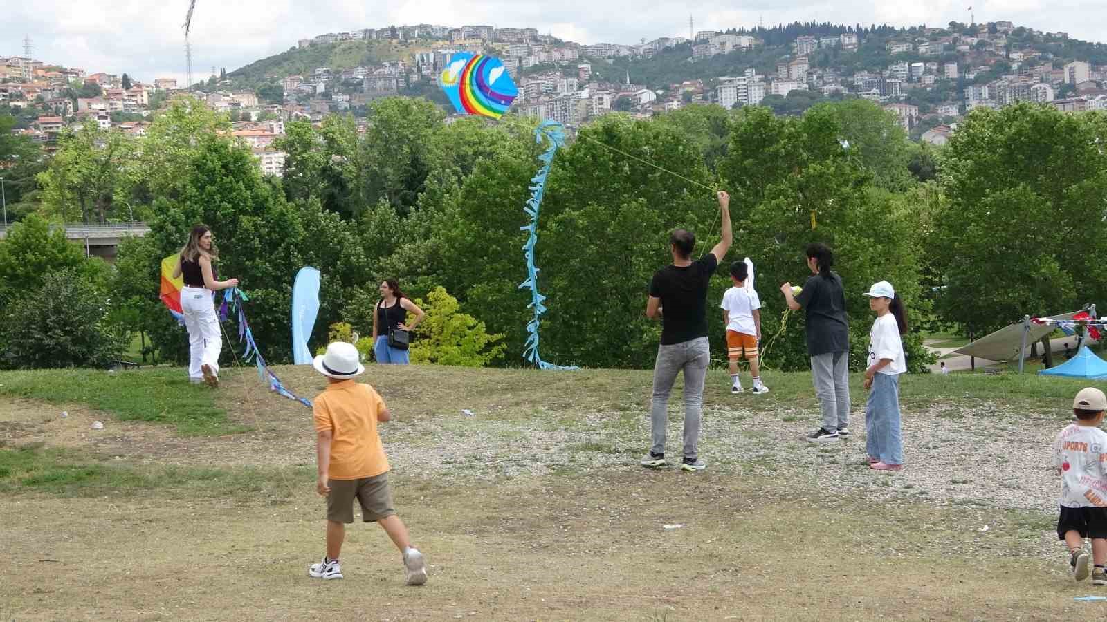 Uçurtmalar babalar için havalandı