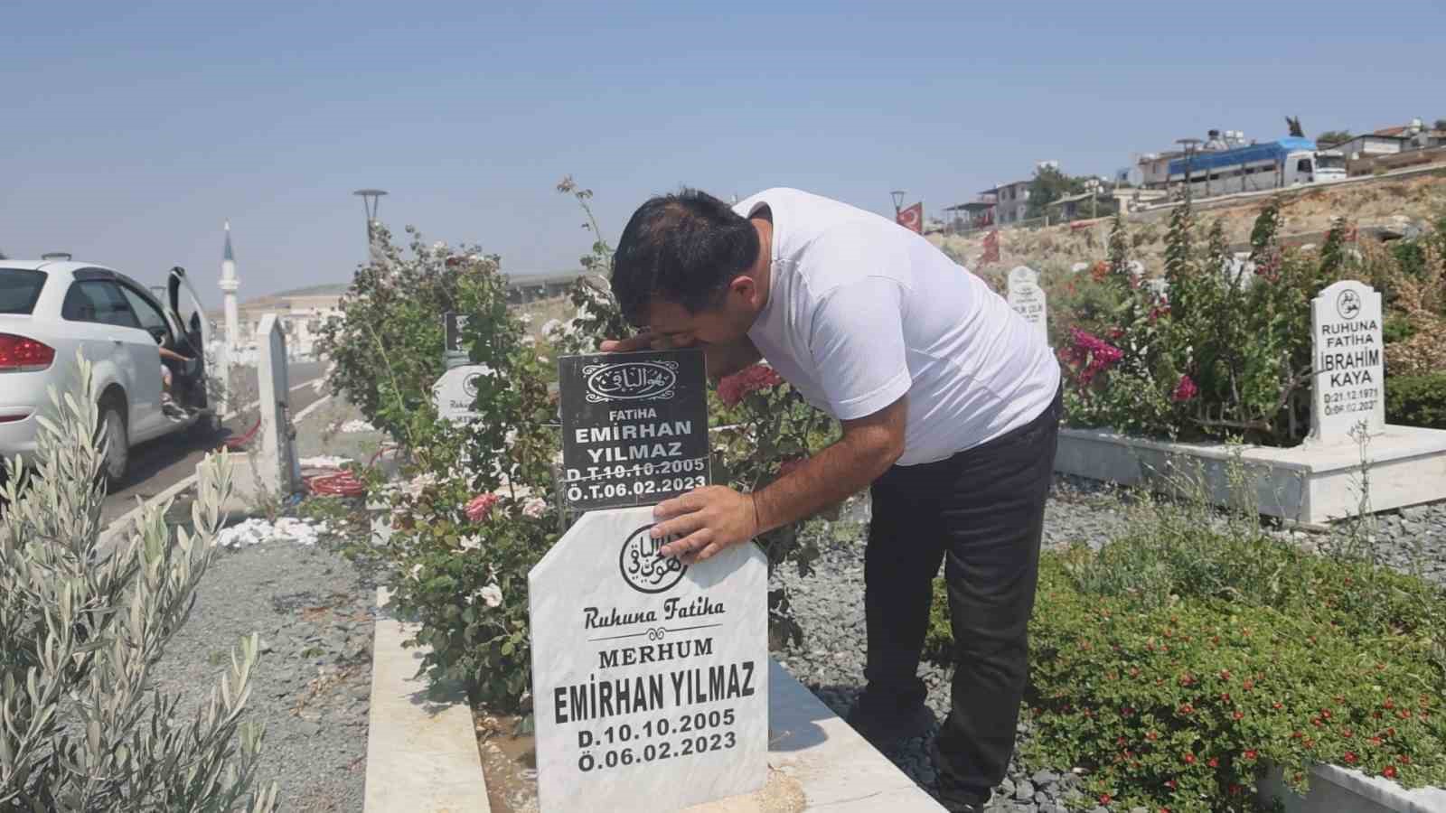 Deprem mezarlığında evlatlarının mezarını ziyaret eden baba: "Keşke sağ olsalardı da onlar da anne ve baba olsaydı"