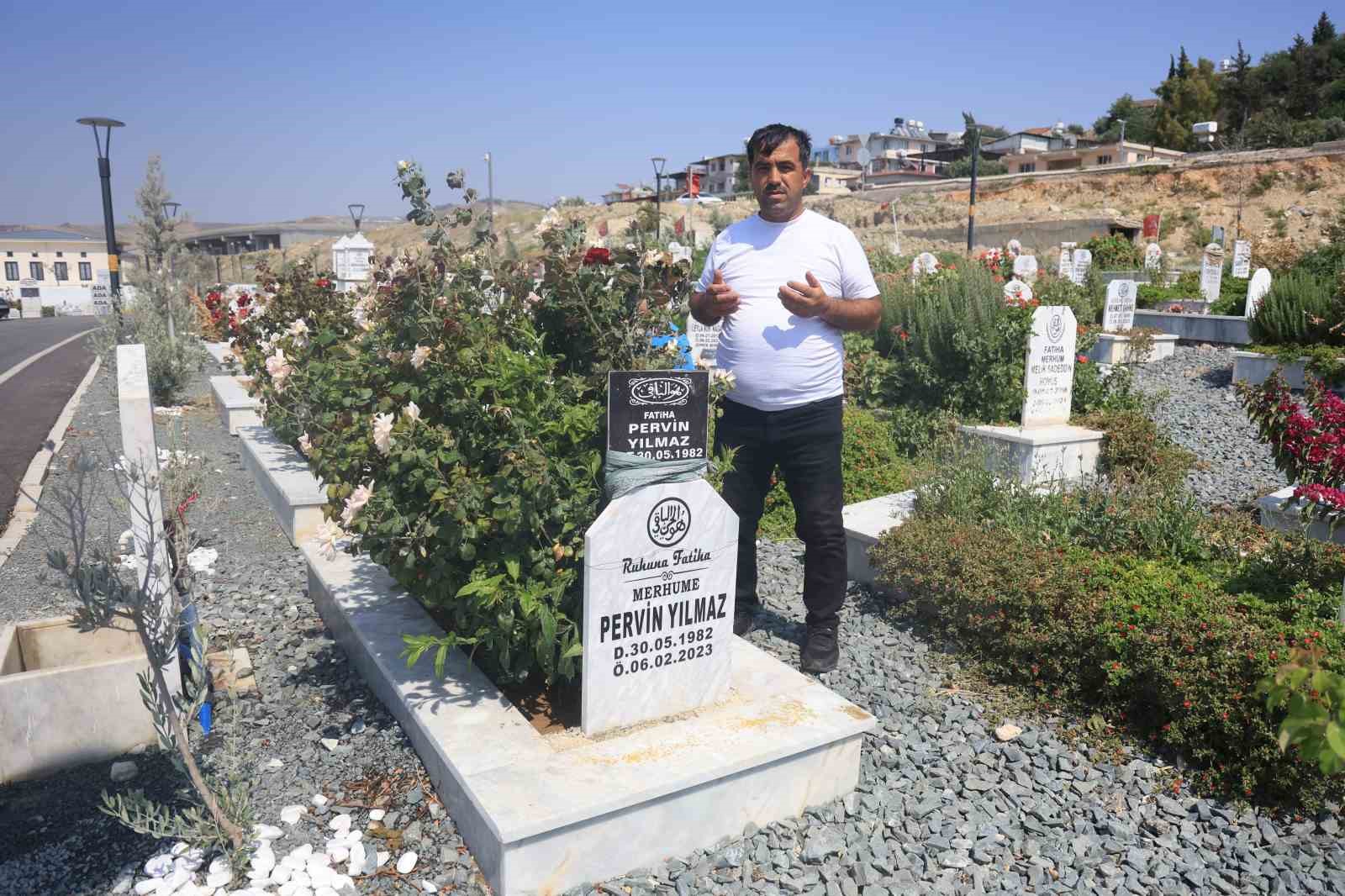 Deprem mezarlığında evlatlarının mezarını ziyaret eden baba: "Keşke sağ olsalardı da onlar da anne ve baba olsaydı"
