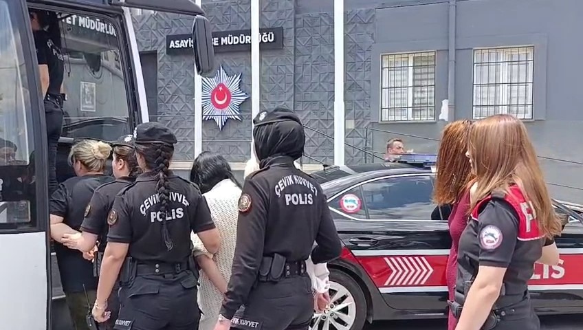 Masaj salonlarına yapılan operasyonda 15 g&ouml;zaltı
