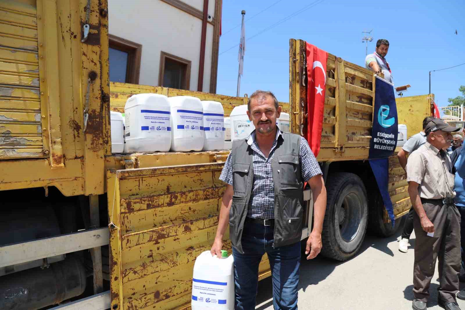 Büyükşehir’den don afetinden etkilenen kiraz yetiştiricilerine sıvı gübre desteği