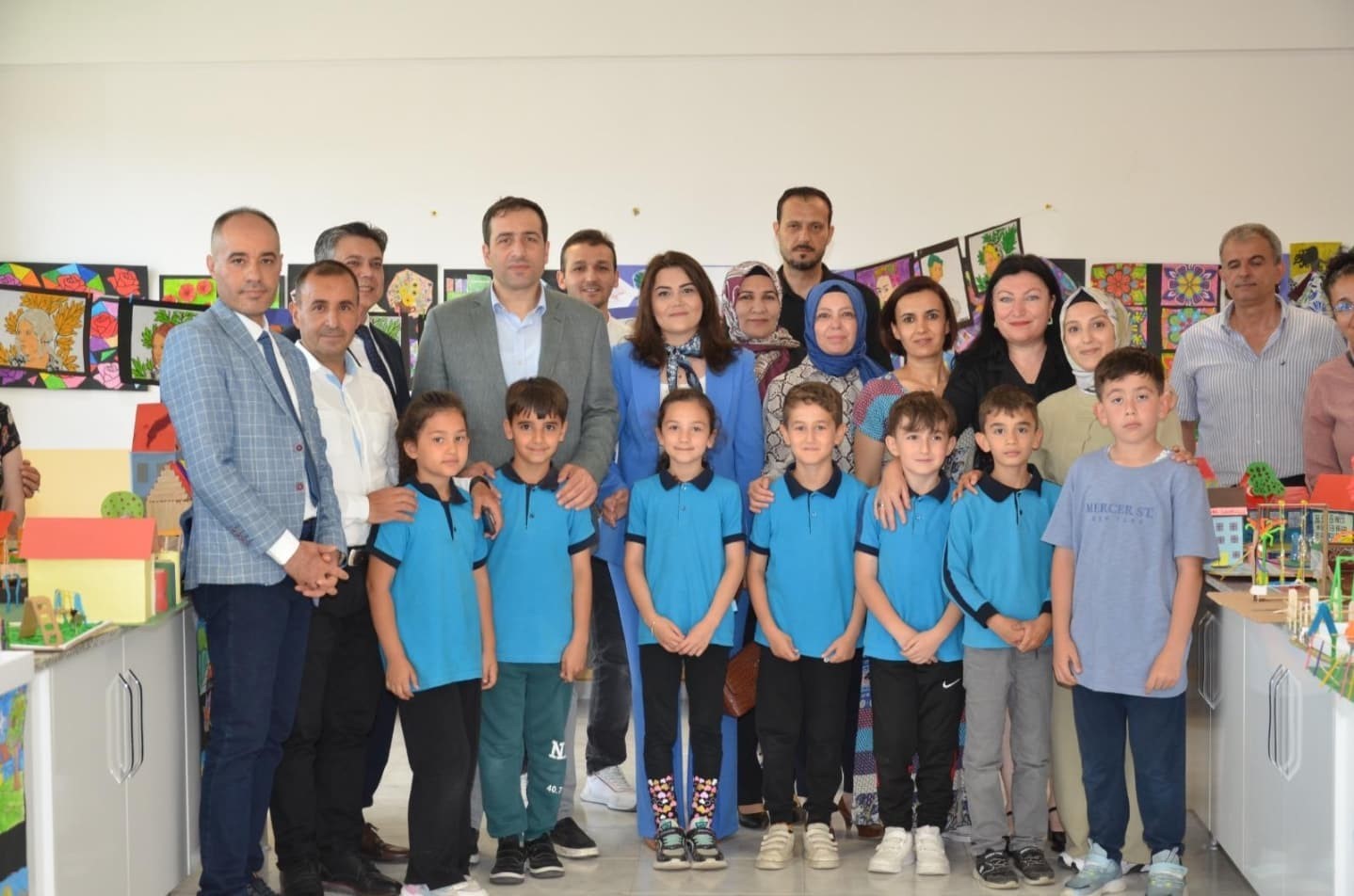 ‘Renk Cümbüşü’ sergisi ziyarete açıldı