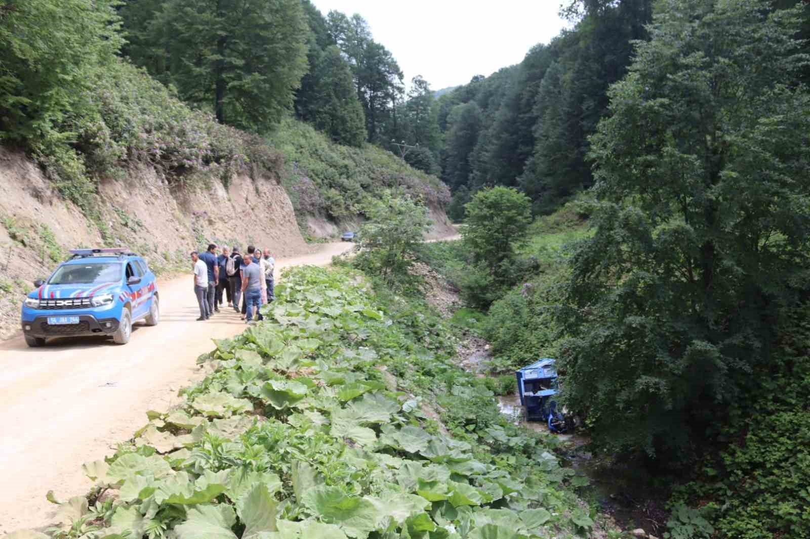 Kontrolden &ccedil;ıkan pat pat, dereye devrildi: 2 yaralı
