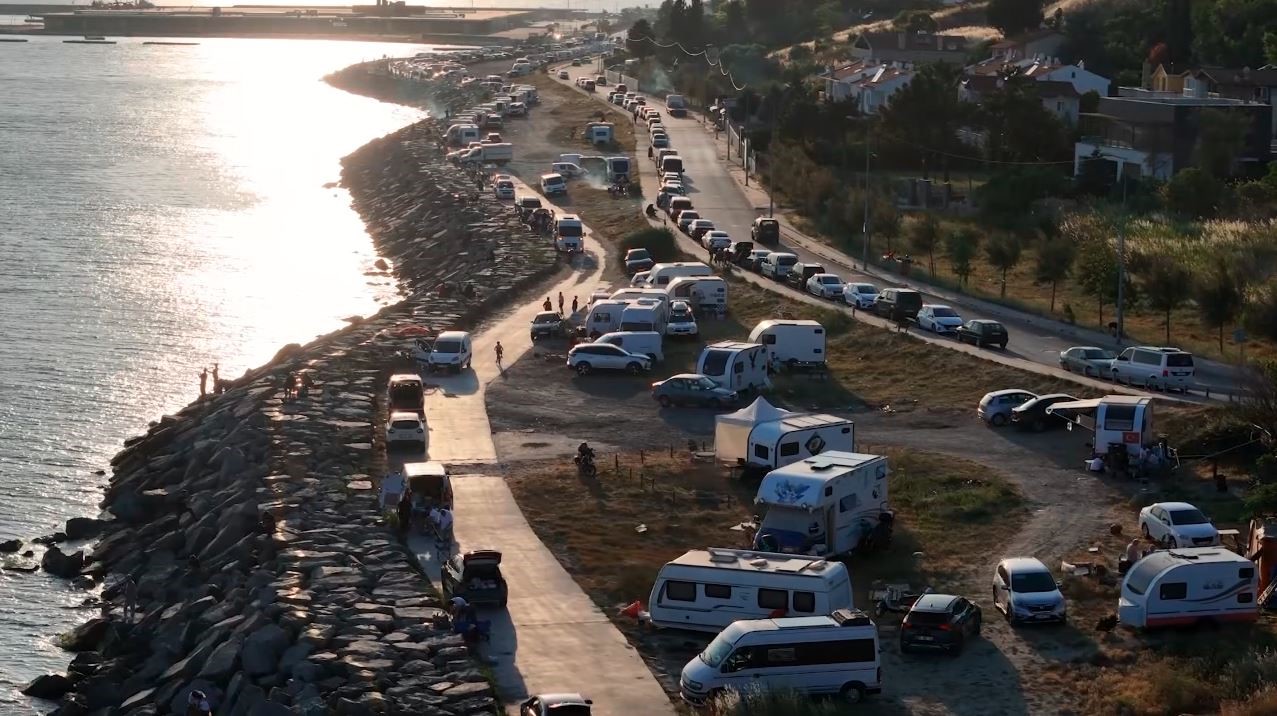 Beylikd&uuml;z&uuml; sahilde karavan kaosu dron ile g&ouml;r&uuml;nt&uuml;lendi
