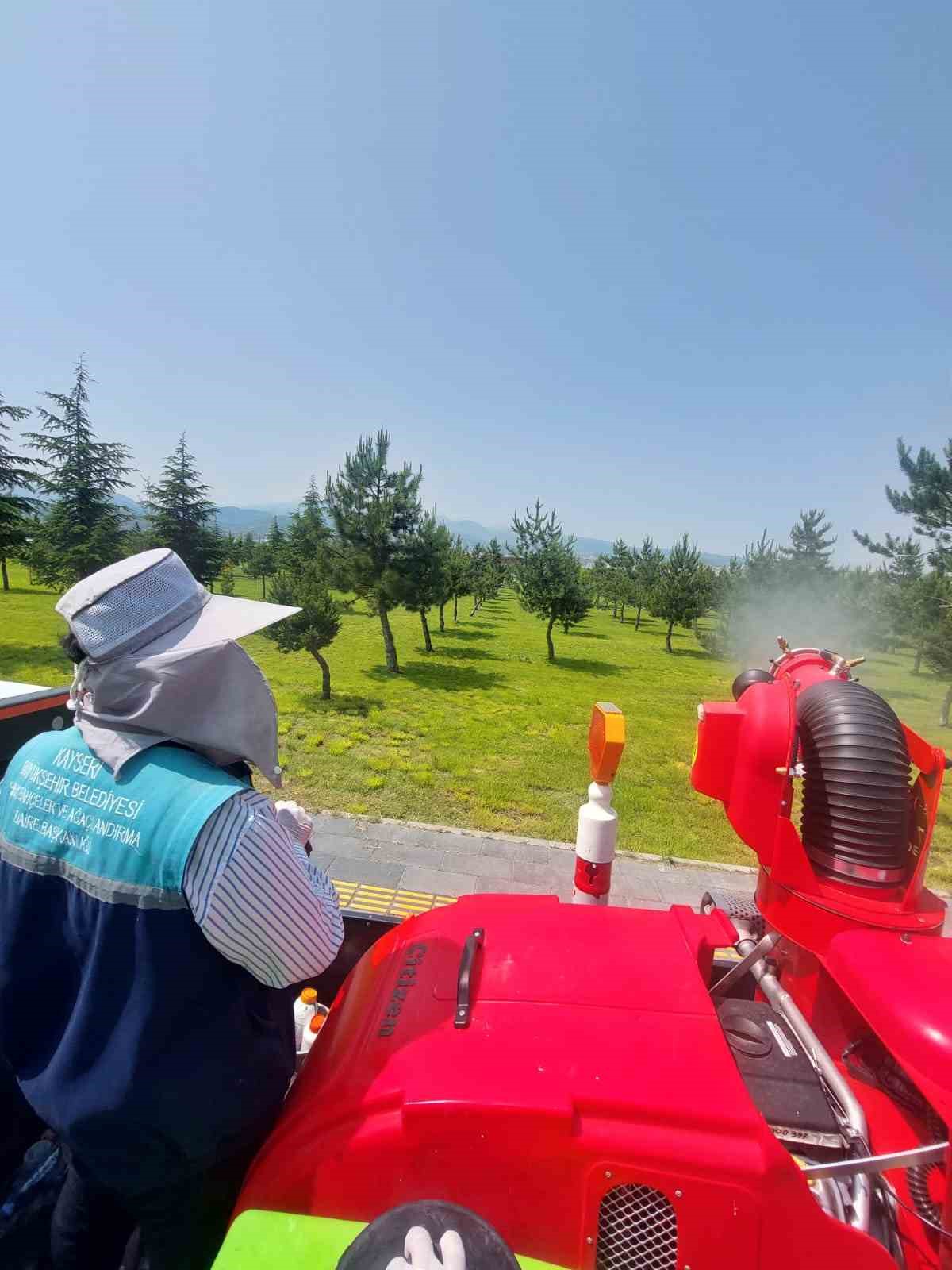 Yeşil alanlarda ilaçlama çalışması sürüyor