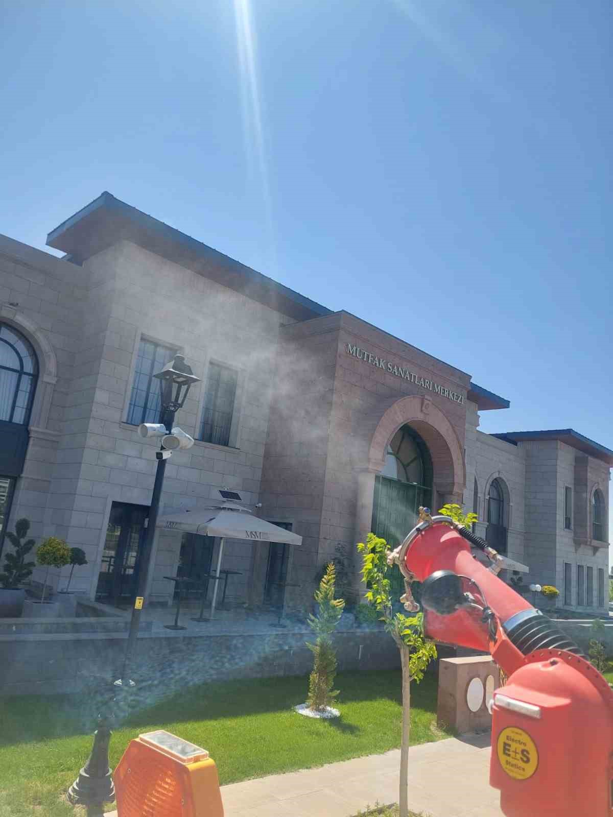 Yeşil alanlarda ila&ccedil;lama &ccedil;alışması s&uuml;r&uuml;yor
