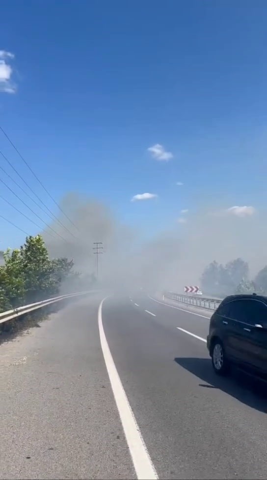 Otluk alanda &ccedil;ıkan yangın, kara yolunu kapladı
