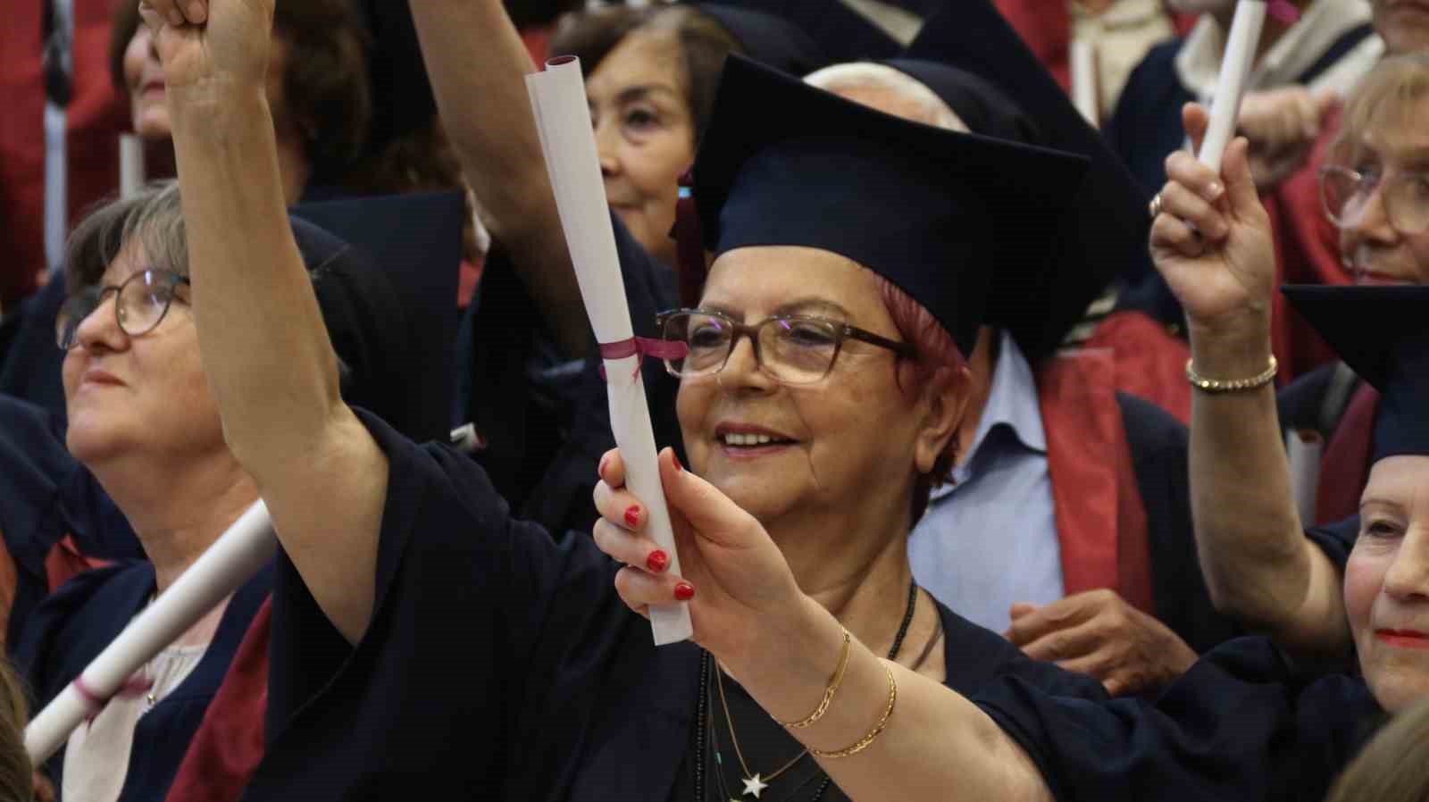 Kimi 63 yaşında &uuml;niversite mezunu oldu kimi de profes&ouml;r olmasına rağmen b&ouml;l&uuml;m bitirdi
