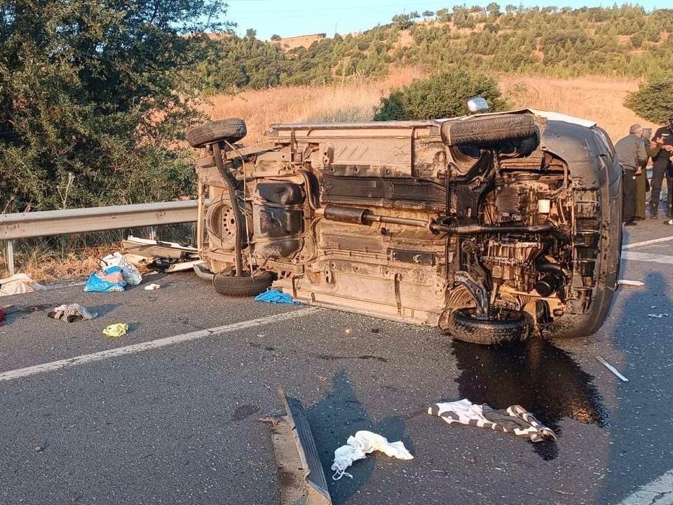 Uşak&rsquo;ta hafif ticari aracın devrildi: 1 &ouml;l&uuml;, 4 yaralı
